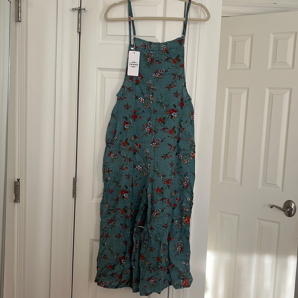 (New with tags, never worn!). Super cute wide leg floral print jumper.